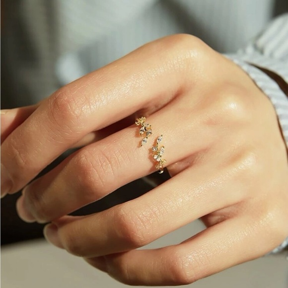 Gold Rhinestone Leaf Ring - Picture 3 of 3